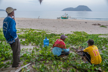 Philippines, Calayan Islands, crew