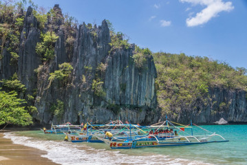Philippines, Palawan, tour boats with limestone cliffs - start point for the underwater river tour