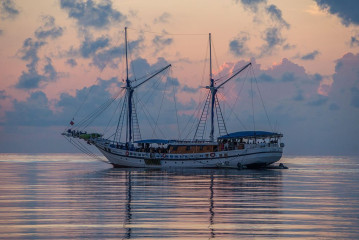 Philippines, safari boat with sunset, Tubbataha reef