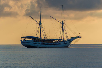 Philippines, safari boat with sunrise, Tubbataha reef