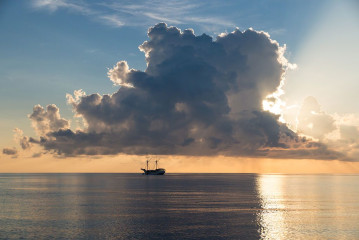 Philippines, safari boat with sunrise, Tubbataha reef