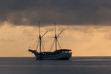 Philippines, safari boat with sunrise, Tubbataha reef