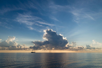 Philippines, safari boat with sunrise, Tubbataha reef
